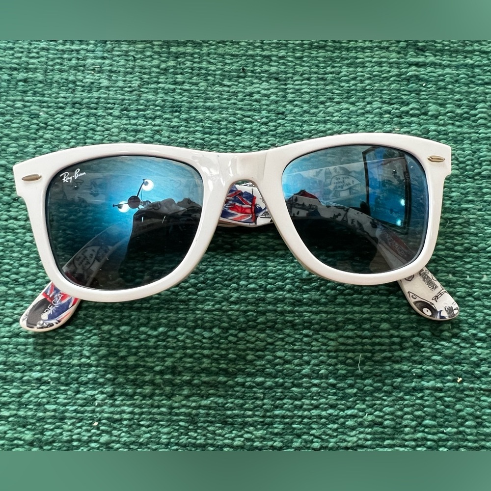 Special Series London comic Ray-Ban wayfarers w/blue lens